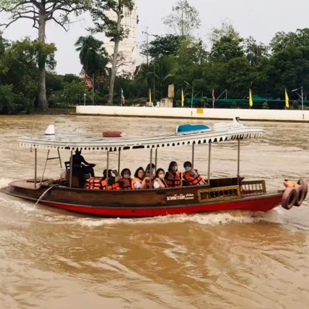 Un bateau de promenade sur la rivière à Ayutthaya